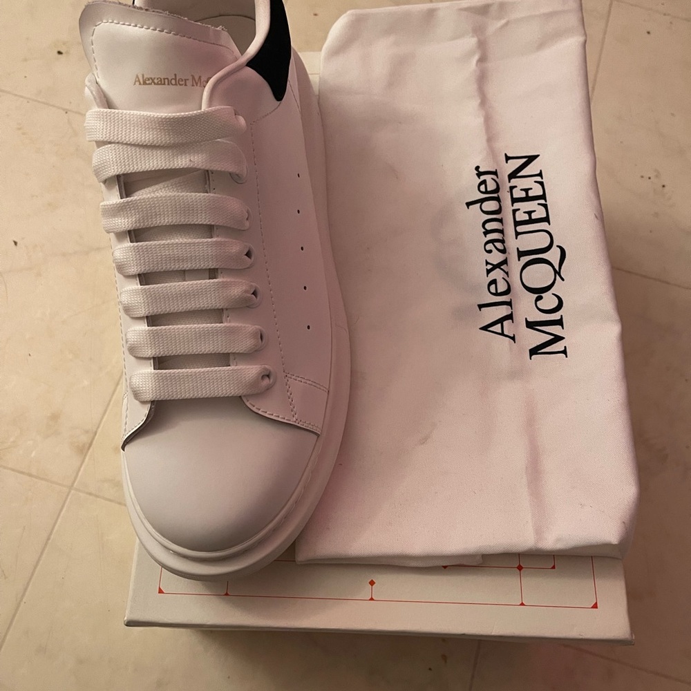 Alexander McQueen - Picture 6 of 8
